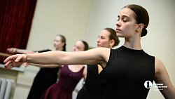 Зрителей Челябинского театра оперы и балета научили гранд плие и батман фраппе