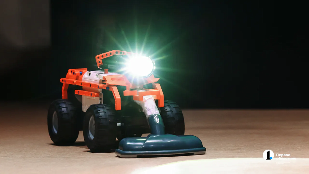 Челябинские студенты разработали робота, который убирает окурки