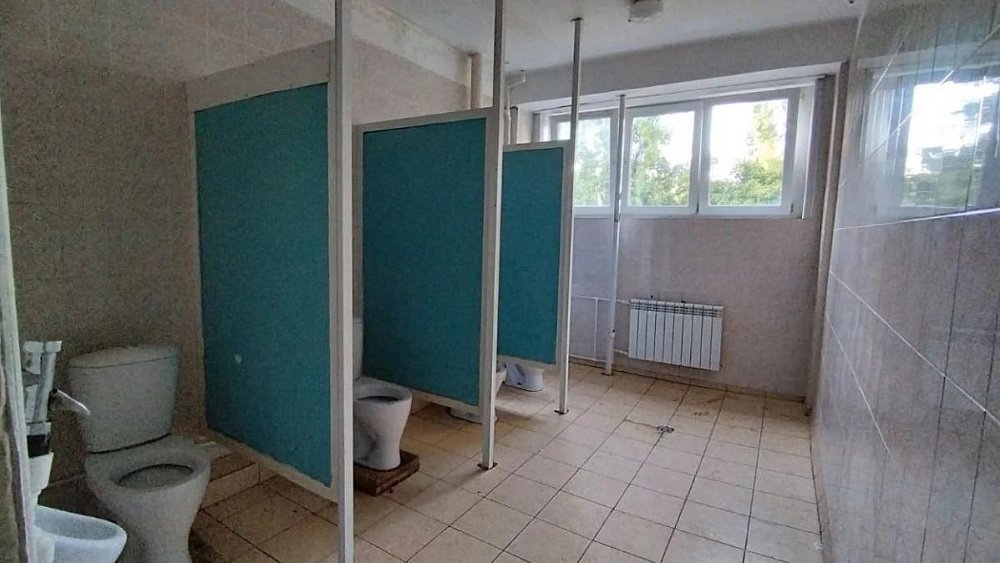 В Снежинске родители пожаловались на школьный туалет без дверей