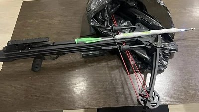 Челябинец с арбалетом попытался перебросить наркотики в колонию 