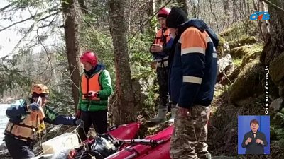 Катамаран с челябинскими туристами застрял на камнях посреди реки Малый Инзер