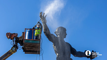В Челябинске к 9 Мая памятники начищают до блеска