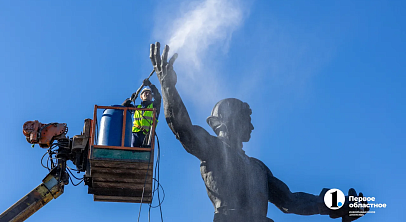 В Челябинске к 9 Мая памятники начищают до блеска