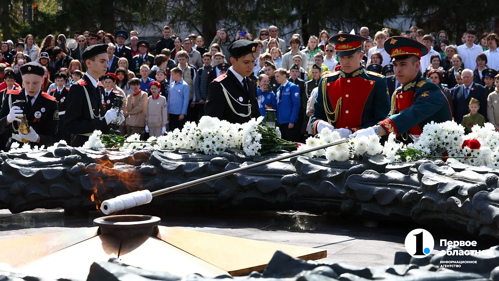 В Челябинске зажгли «Огни Победы» и передали частицу Вечного огня ветеранам