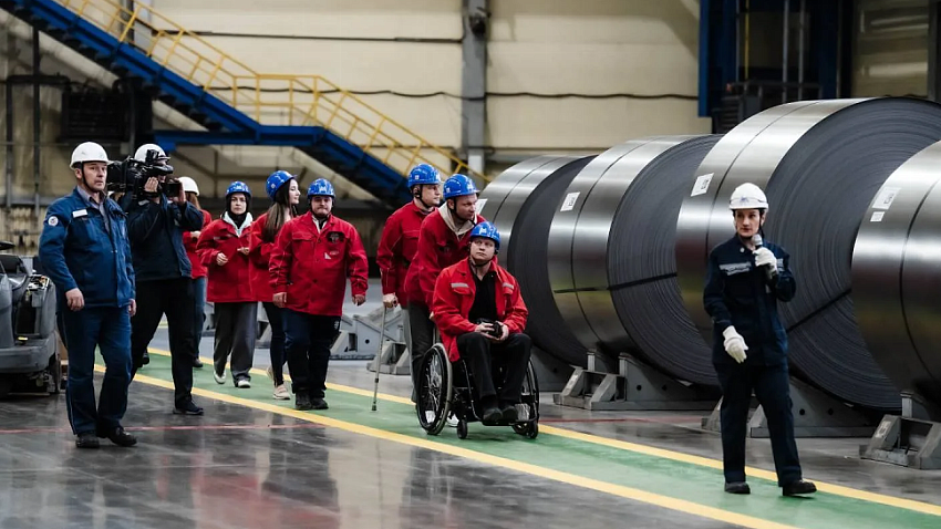 На Магнитогорском меткомбинате организуют экскурсии для ветеранов СВО