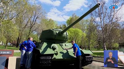 В Саду Победы Челябинска готовят военную технику к 9 Мая