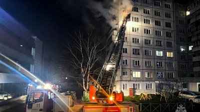 В Челябинске 24 человека тушили пожар в многоэтажном доме