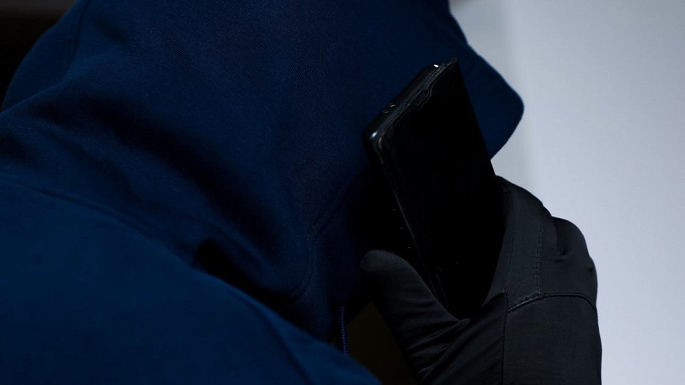 Пенсионерка в Миассе перевела более 1 млн рублей по поручению ИИ‑начальника