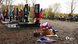 Акция «Флаг Памяти» продолжилась в Челябинске на Андреевском кладбище