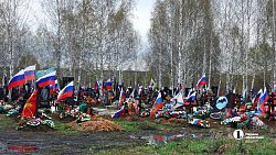 Акция «Флаг Памяти» продолжилась в Челябинске на Андреевском кладбище