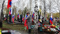 Акция «Флаг Памяти» продолжилась в Челябинске на Андреевском кладбище