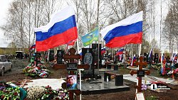 Акция «Флаг Памяти» продолжилась в Челябинске на Андреевском кладбище