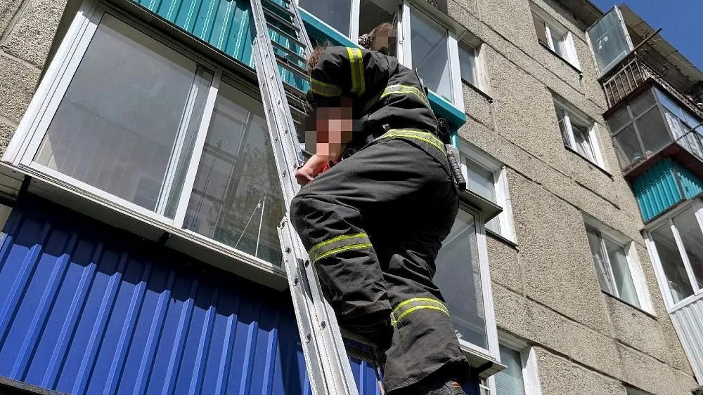 В Кыштыме из задымленного дома спасли мать с трехлетним ребенком