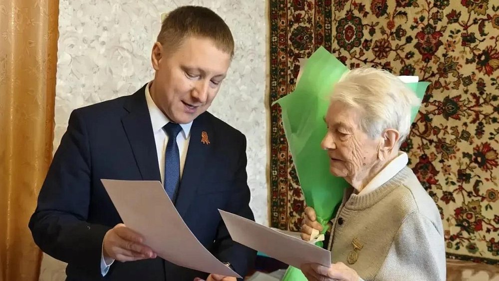 102-летнему ветерану из Златоуста вручили поздравление президента