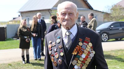 Под окнами ветеранов в Челябинской области зазвучали песни военных лет