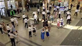 На вокзале Челябинска станцевали «Вальс Победы»