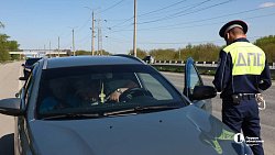 Необычный патруль поздравил челябинских водителей с Днем Победы