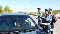 Необычный патруль поздравил челябинских водителей с Днем Победы