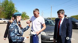 Необычный патруль поздравил челябинских водителей с Днем Победы