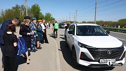 Необычный патруль поздравил челябинских водителей с Днем Победы