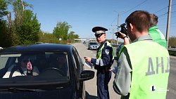 Необычный патруль поздравил челябинских водителей с Днем Победы