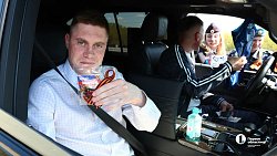 Необычный патруль поздравил челябинских водителей с Днем Победы