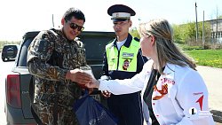 Необычный патруль поздравил челябинских водителей с Днем Победы