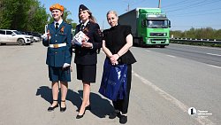 Необычный патруль поздравил челябинских водителей с Днем Победы