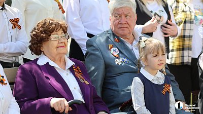 Труженицы тыла из Челябинска под цветущими деревьями аплодируют артистам филармонии