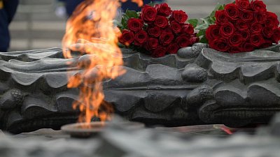 Трансляция торжественной церемонии возложения венков к Вечному огню