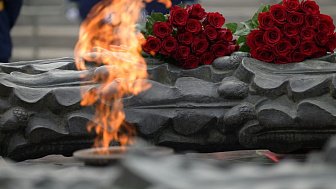 Трансляция торжественной церемонии возложения венков к Вечному огню