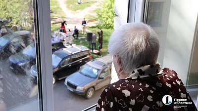 Концерт под окнами двух тружениц тыла устроили артисты Челябинской филармонии
