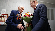 Алексей Текслер поздравил ветерана Великой Отечественной войны Николая Шайбалова с Днем Победы