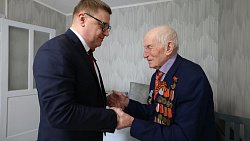 Алексей Текслер поздравил ветерана Великой Отечественной войны Николая Шайбалова с Днем Победы