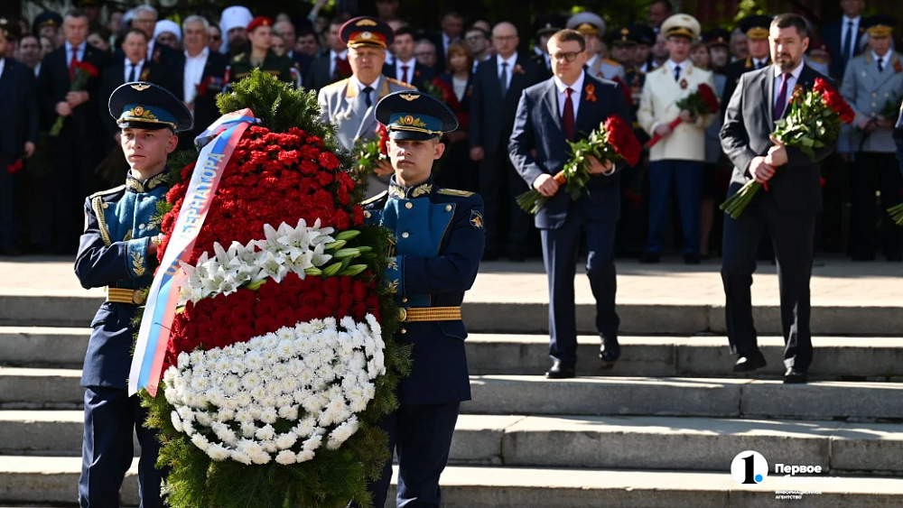 Челябинцы возложили цветы к мемориалу «Вечный огонь» на Аллее Славы