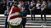 Челябинцы возложили цветы к мемориалу «Вечный огонь» на Аллее Славы