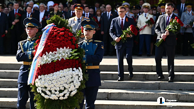 Челябинцы возложили цветы к мемориалу «Вечный огонь» на Аллее Славы