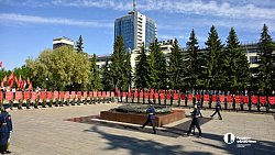 Челябинцы возложили цветы к мемориалу «Вечный огонь» на Аллее Славы