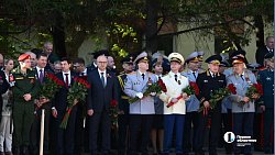 Челябинцы возложили цветы к мемориалу «Вечный огонь» на Аллее Славы