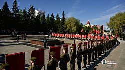 Челябинцы возложили цветы к мемориалу «Вечный огонь» на Аллее Славы