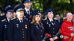 Челябинцы возложили цветы к мемориалу «Вечный огонь» на Аллее Славы