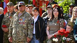 Челябинцы возложили цветы к мемориалу «Вечный огонь» на Аллее Славы