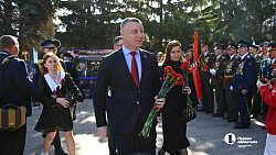 Челябинцы возложили цветы к мемориалу «Вечный огонь» на Аллее Славы
