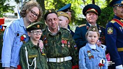 Челябинцы возложили цветы к мемориалу «Вечный огонь» на Аллее Славы