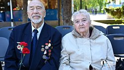 Челябинцы возложили цветы к мемориалу «Вечный огонь» на Аллее Славы