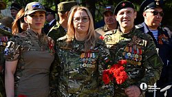 Челябинцы возложили цветы к мемориалу «Вечный огонь» на Аллее Славы