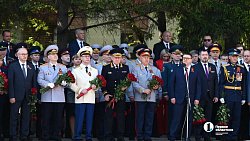 Челябинцы возложили цветы к мемориалу «Вечный огонь» на Аллее Славы