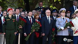 Челябинцы возложили цветы к мемориалу «Вечный огонь» на Аллее Славы