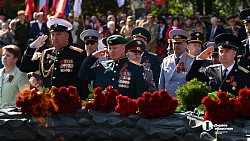 Челябинцы возложили цветы к мемориалу «Вечный огонь» на Аллее Славы
