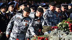 Челябинцы возложили цветы к мемориалу «Вечный огонь» на Аллее Славы